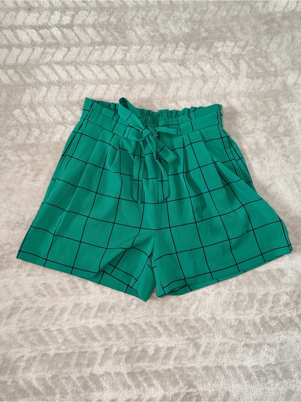 Worthington Paperbag Waist Shorts in high-rise green plaid/windowpane-size 6 - Picture 2 of 9